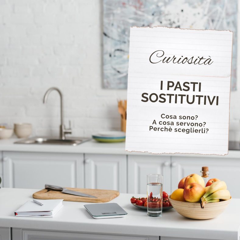 Bancone di una cucina bianca con frutta Bancone di una cucina bianca con frutta