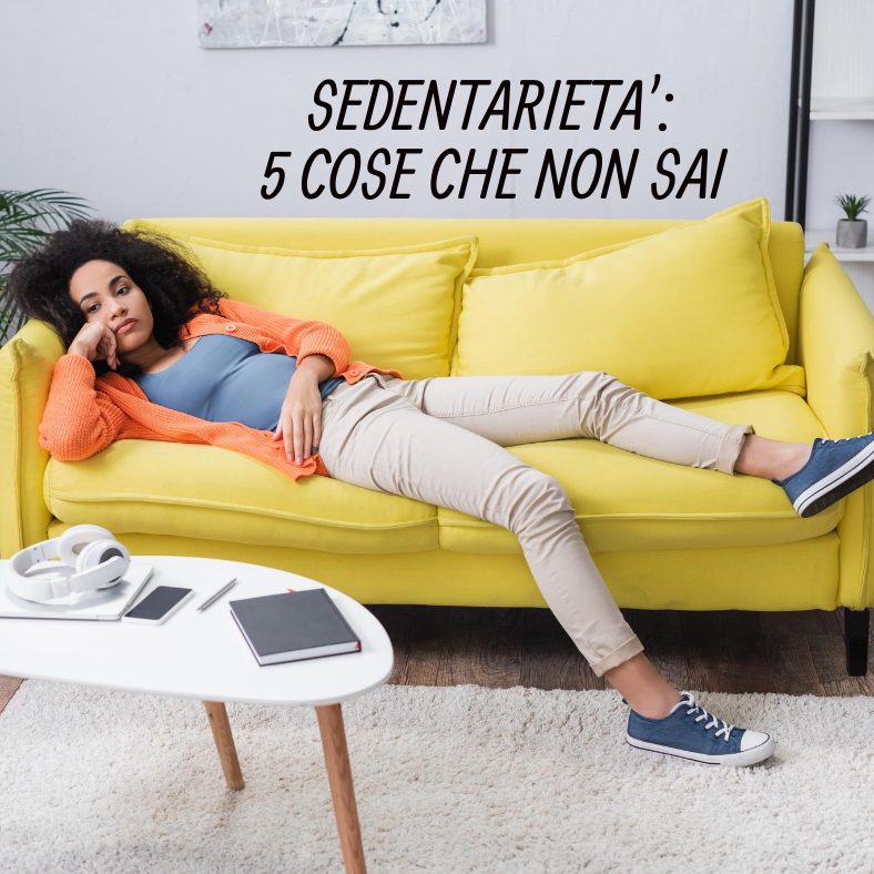 ragazza annoiata sdraiata sul divano