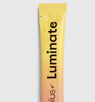 Integratore solubile in stick per fornire energia mentale Stick Luminate giallo su sfondo bianco