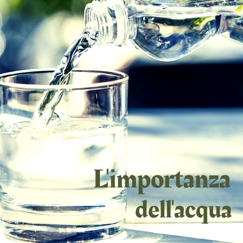 bicchiere e bottiglia di acqua