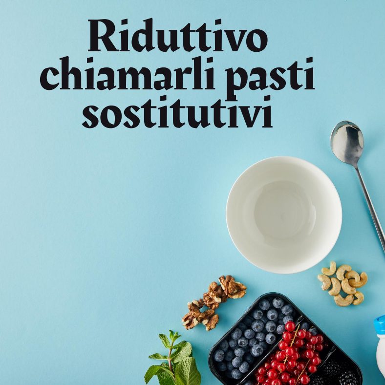 sfondo azzurro, scritta riduttivo chiamarli pasti sostitutivi e immagine di una colazione a base di frutti rossi sfondo azzurro, scritta riduttivo chiamarli pasti sostitutivi e immagine di una colazione a base di frutti rossi